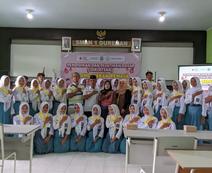 PMR Wira Satria Tama SMAN 1 Durenan Gelar Diklat Kepalangmerahan, Ada Praktek Tata Tempat Tidur Pasien!
