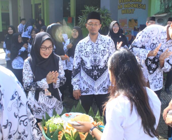 Hangat dan Khidmat: SMAN 1 Durenan Rayakan Hari Guru Nasional 2025 dengan Tumpeng dan Balon Harapan